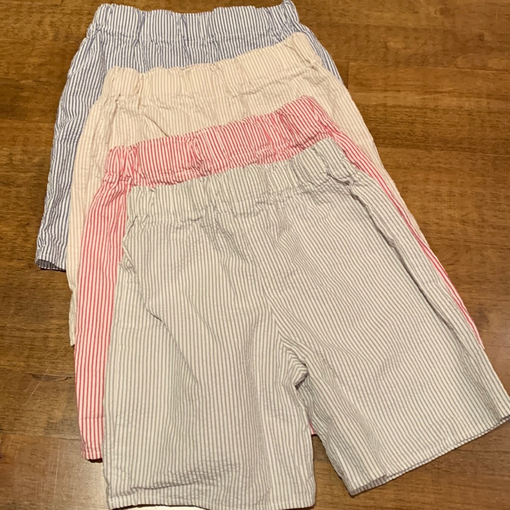 Boys seersucker shorts, 4 pairs, size 8. Fits like a 6/7.
